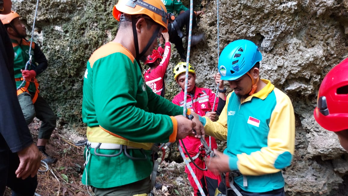 Relawan Wahdah Peduli Sulbar Ikuti Sekolah Vertical Rescue Wahdah Mamuju